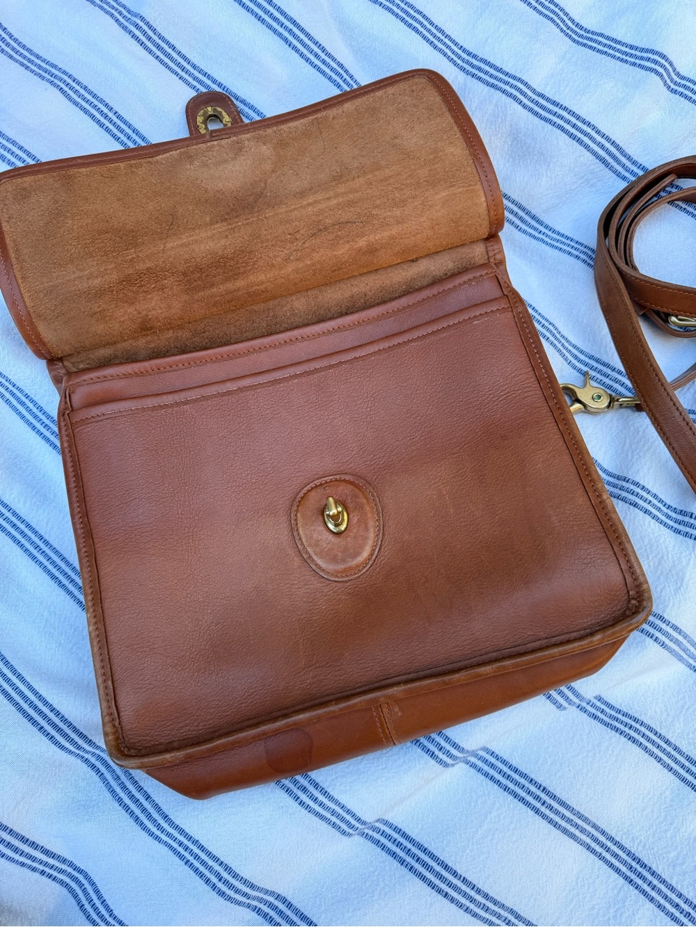 Vintage Coach British Tan Willis Bag - Picture 8 of 11